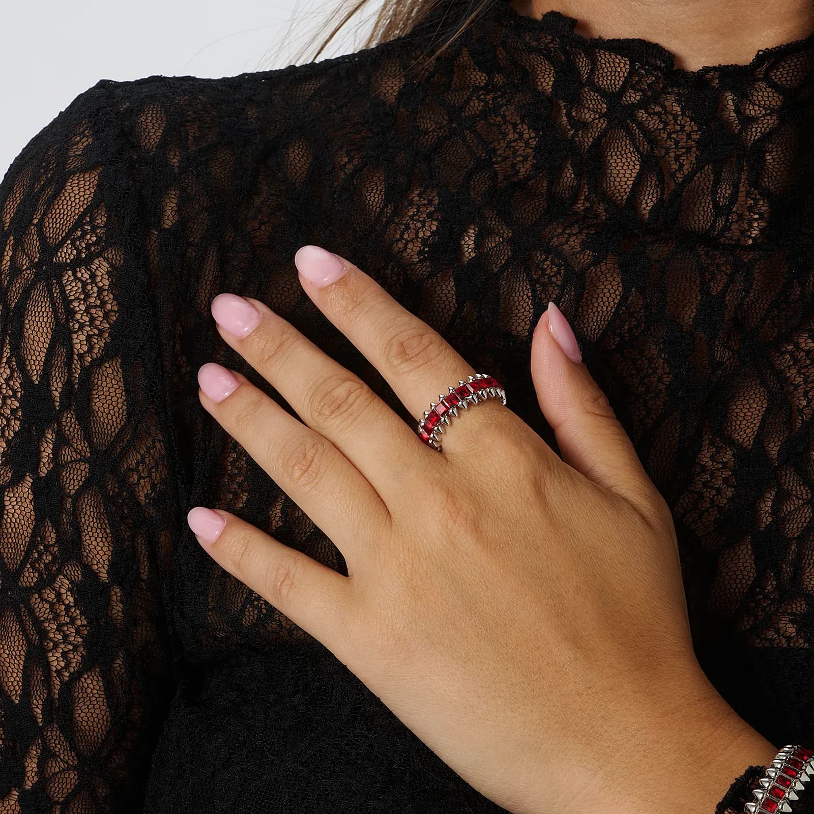 Silverfärgad ring Spike Noir, röda rektanglar