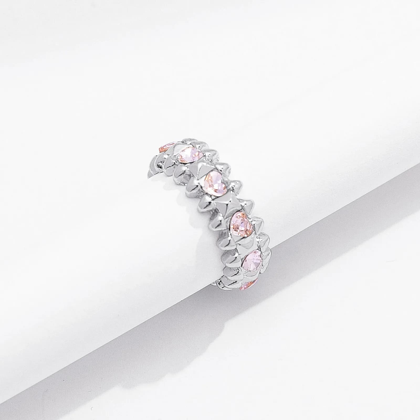 Silverfärgad ring Spike Noir, rosa hjärtan 2