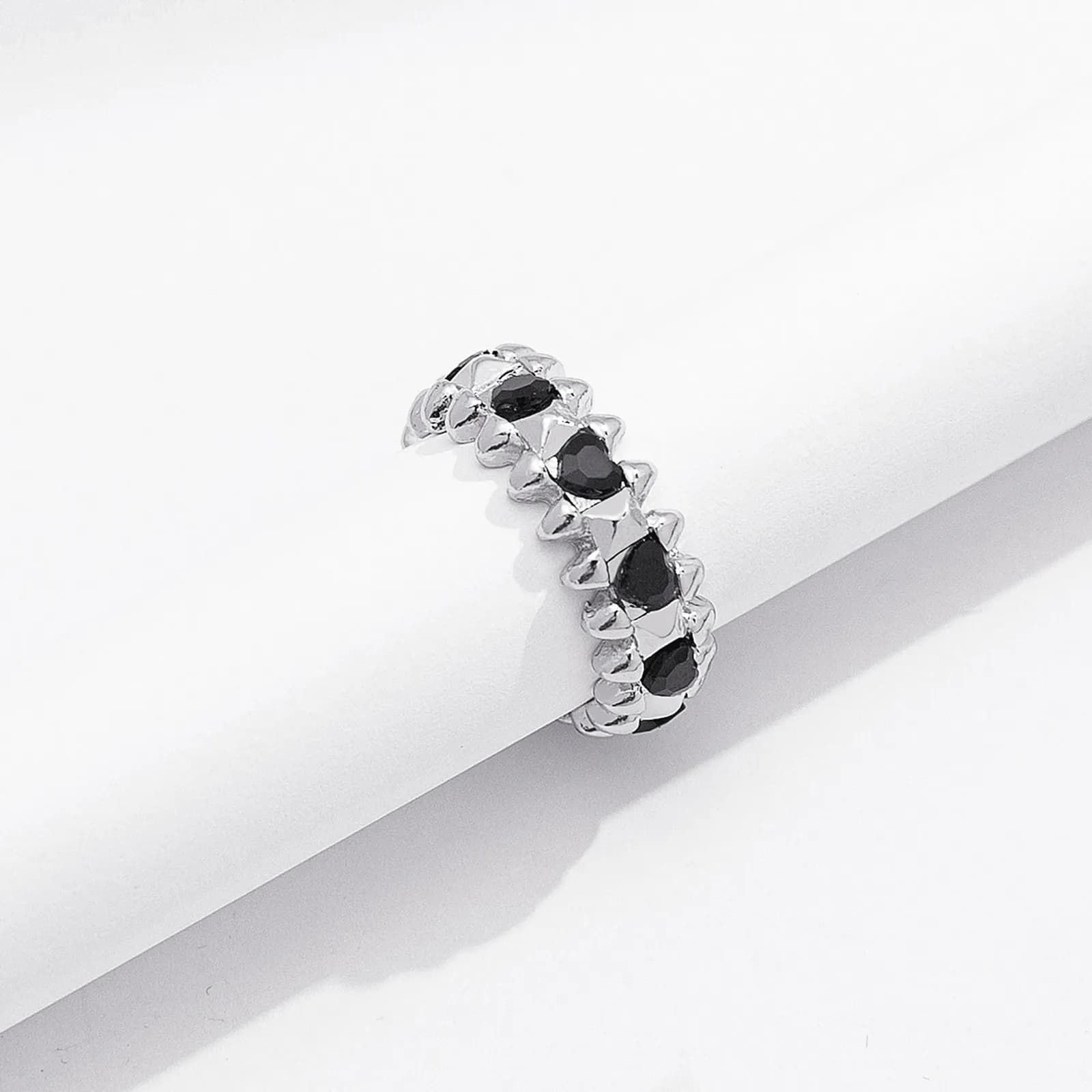 Silverfärgad ring Spike Noir, svarta hjärtan 3