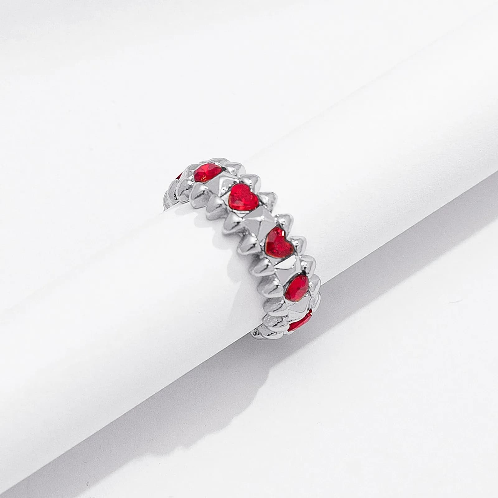 Silverfärgad ring Spike Noir, röda hjärtan 3