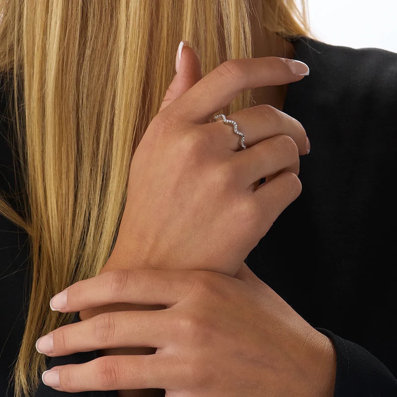 Silverfärgad ring, vågformad med glasstenar 3