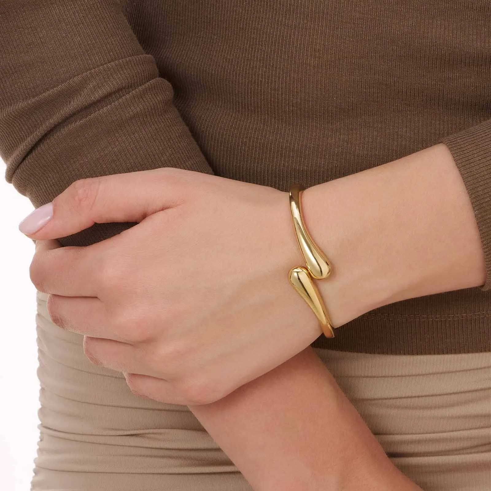 Guldfärgad bangle med rundad form - 60mm 2