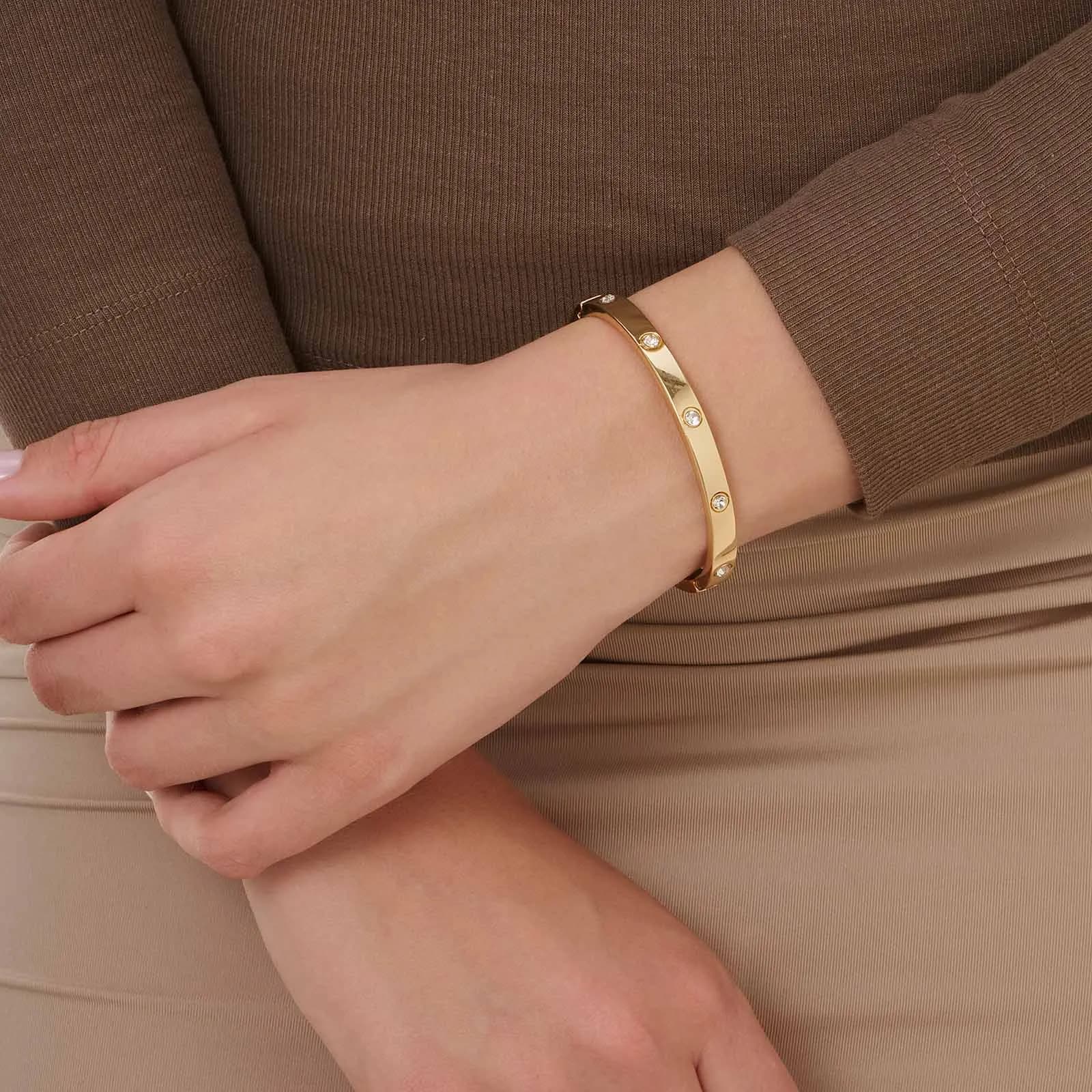 Guldfärgad bangle med vita stenar - 60mm 2