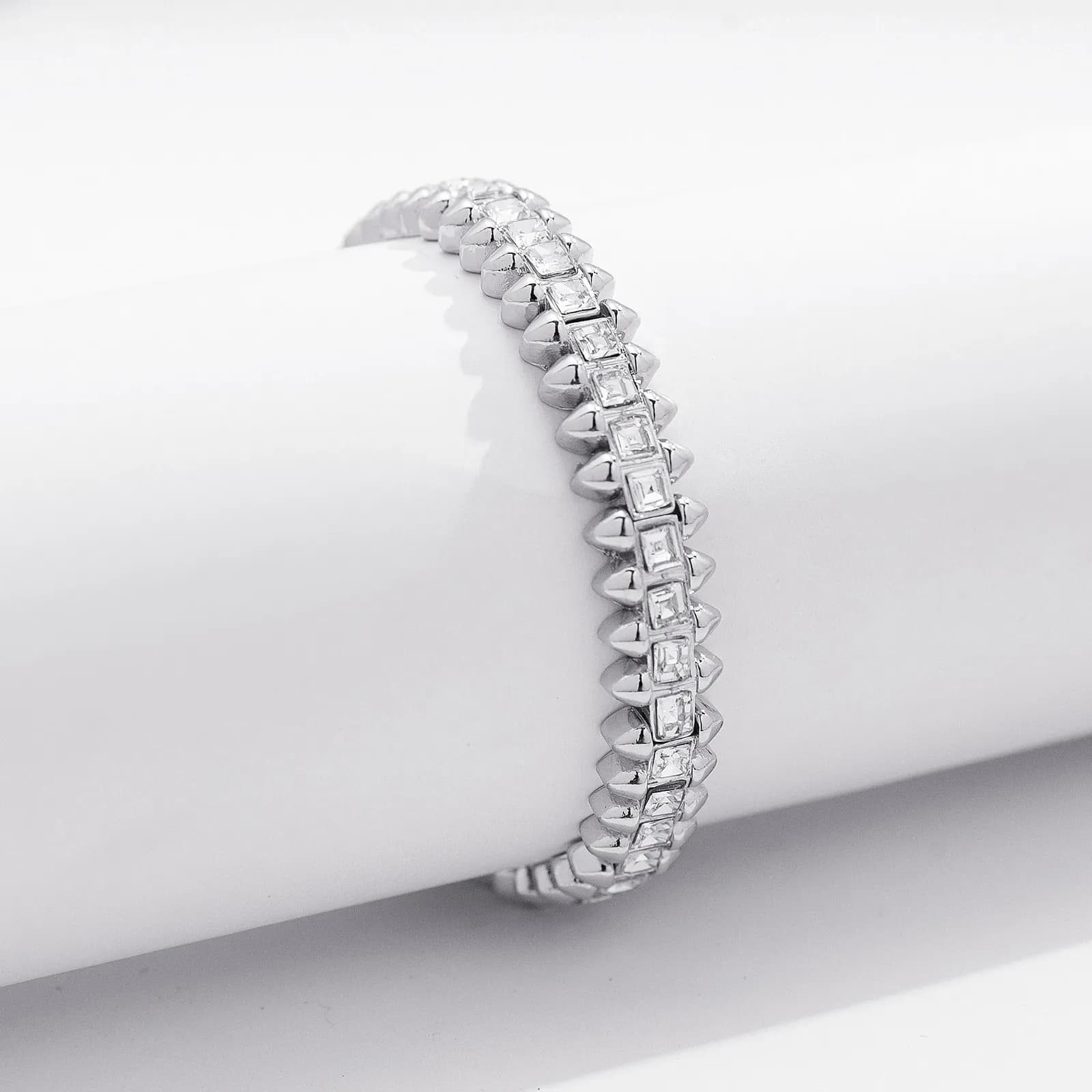Silverfärgat armband Spike Noir, klara stenar med nitar - Elastiskt