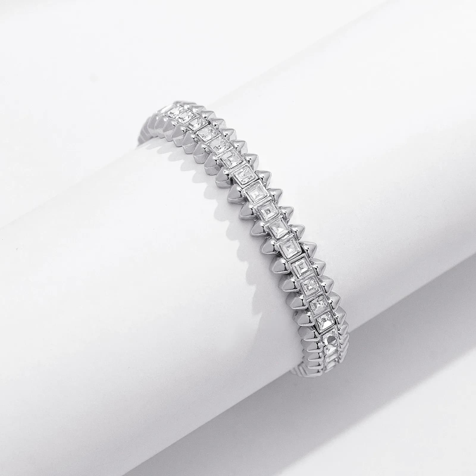 Silverfärgat armband Spike Noir, klara stenar med nitar - Elastiskt 2