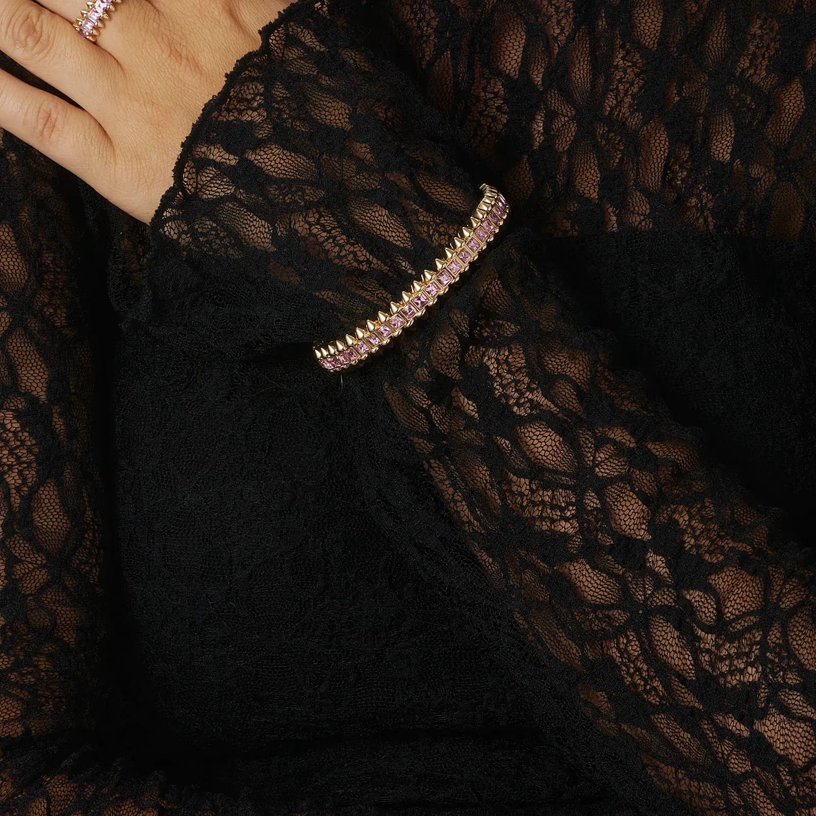 Guldfärgat armband Spike Noir, rosa stenar med nitar - Elastiskt 3