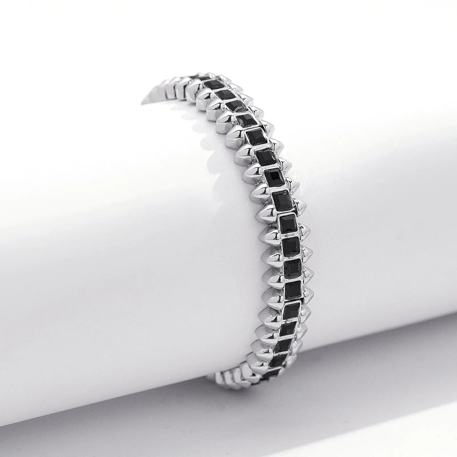 Silverfärgat armband Spike Noir, svarta stenar med nitar - Elastiskt