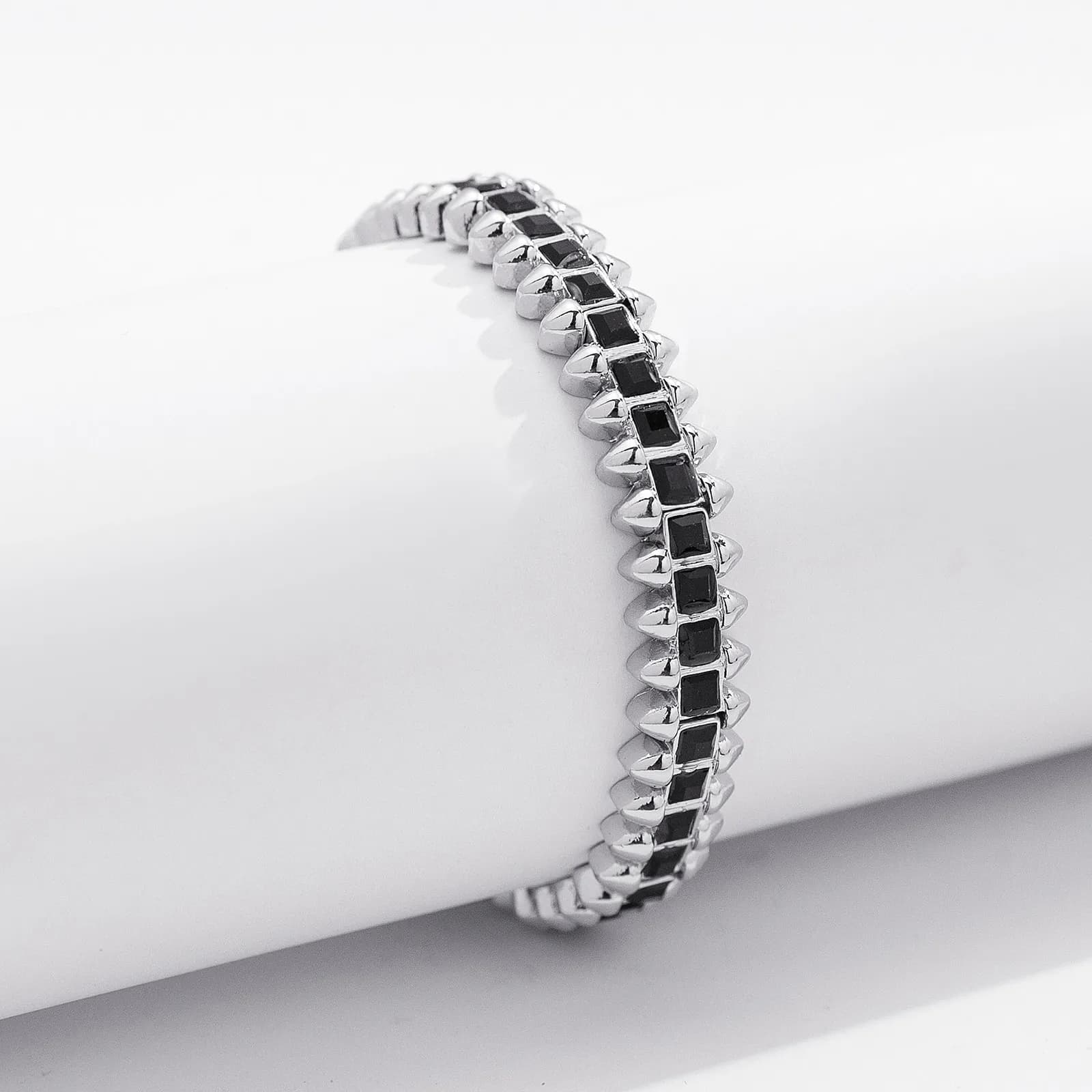 Silverfärgat armband Spike Noir, svarta stenar med nitar - Elastiskt