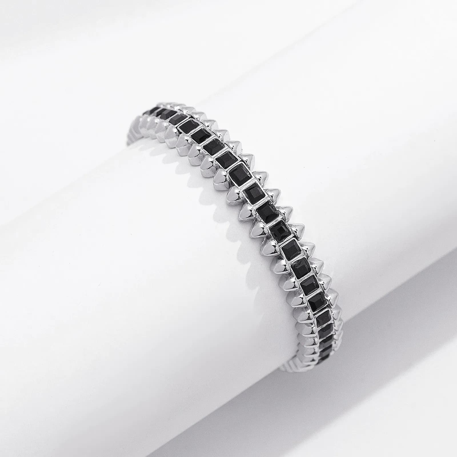 Silverfärgat armband Spike Noir, svarta stenar med nitar - Elastiskt 2