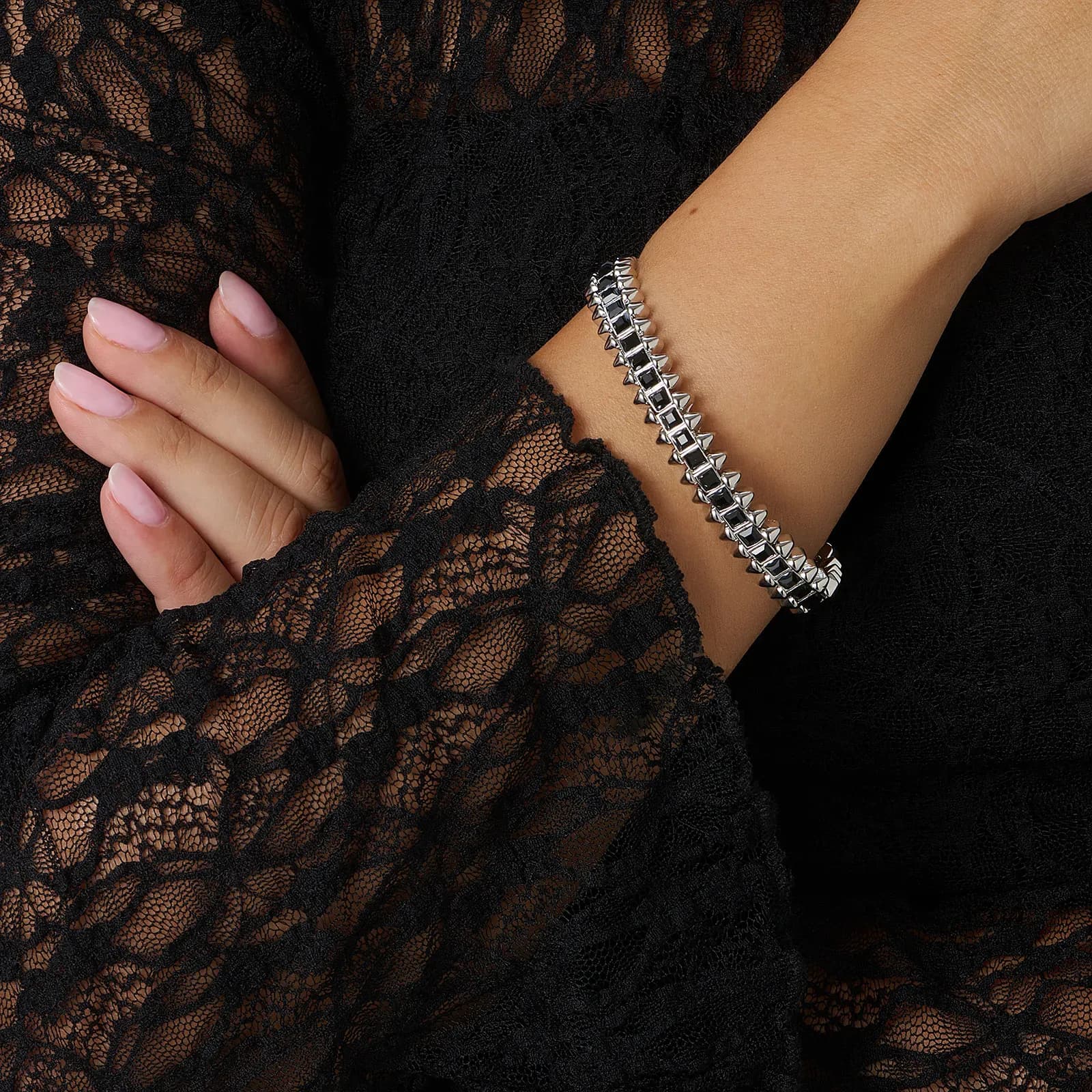 Silverfärgat armband Spike Noir, svarta stenar med nitar - Elastiskt 3