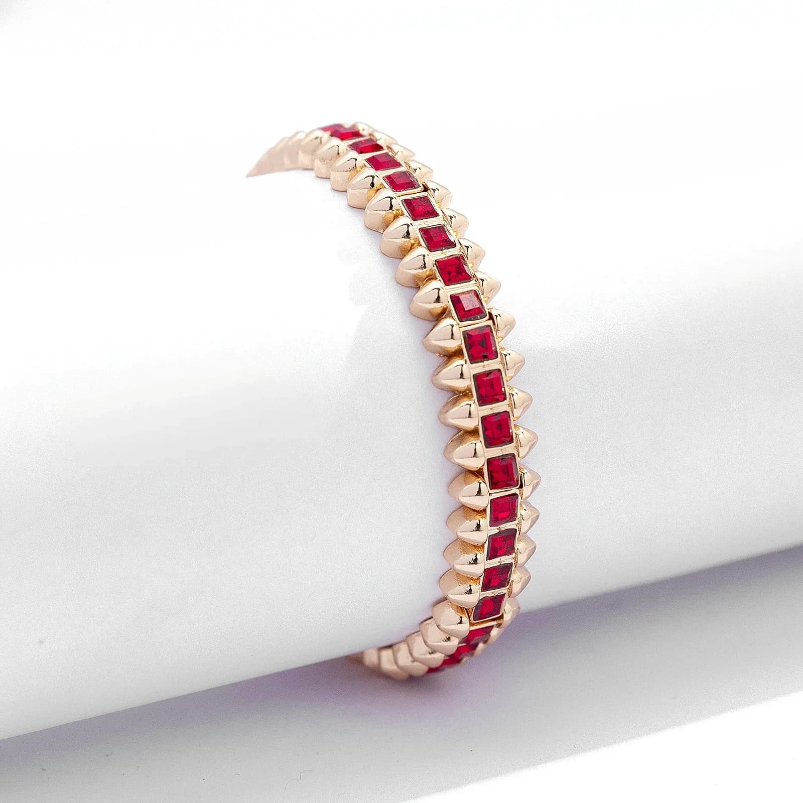 Guldfärgat armband Spike Noir, röda stenar med nitar - Elastiskt
