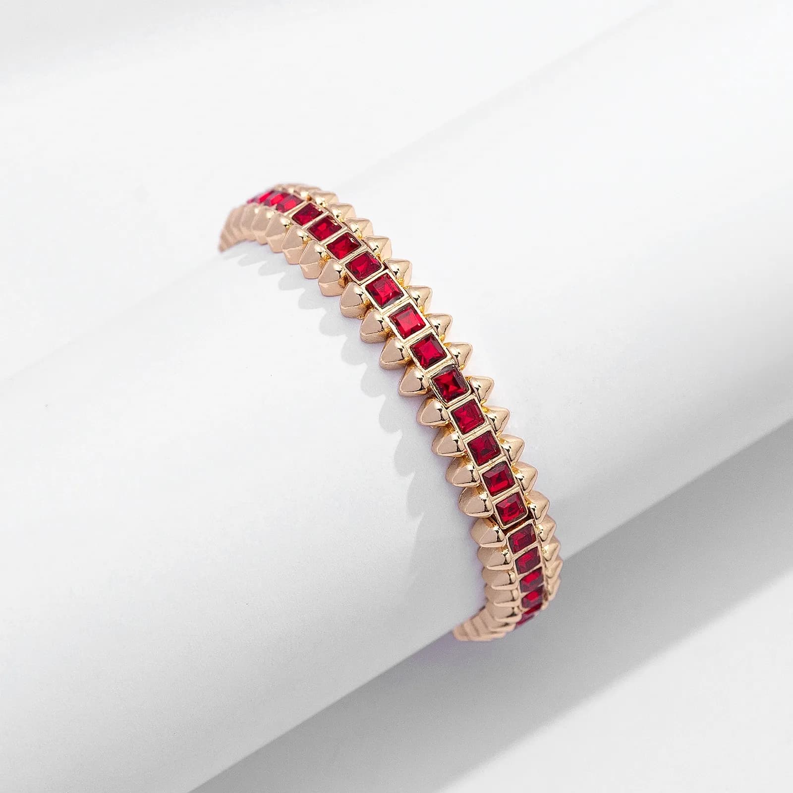 Guldfärgat armband Spike Noir, röda stenar med nitar - Elastiskt 2