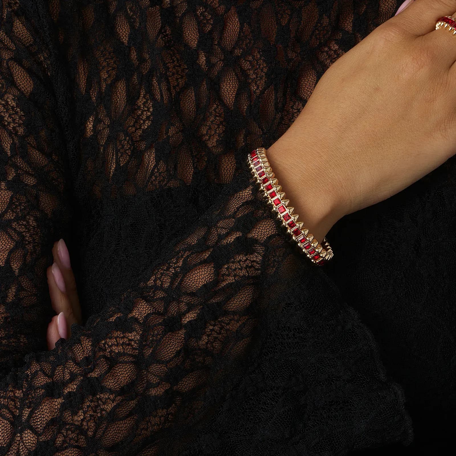 Guldfärgat armband Spike Noir, röda stenar med nitar - Elastiskt 3