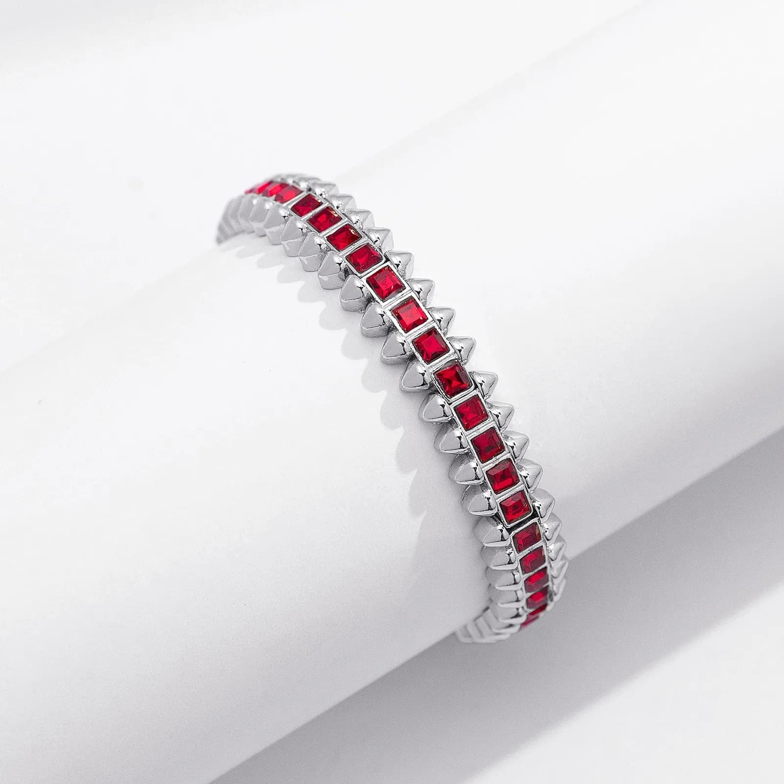 Silverfärgat armband Spike Noir, röda stenar med nitar - Elastiskt 2