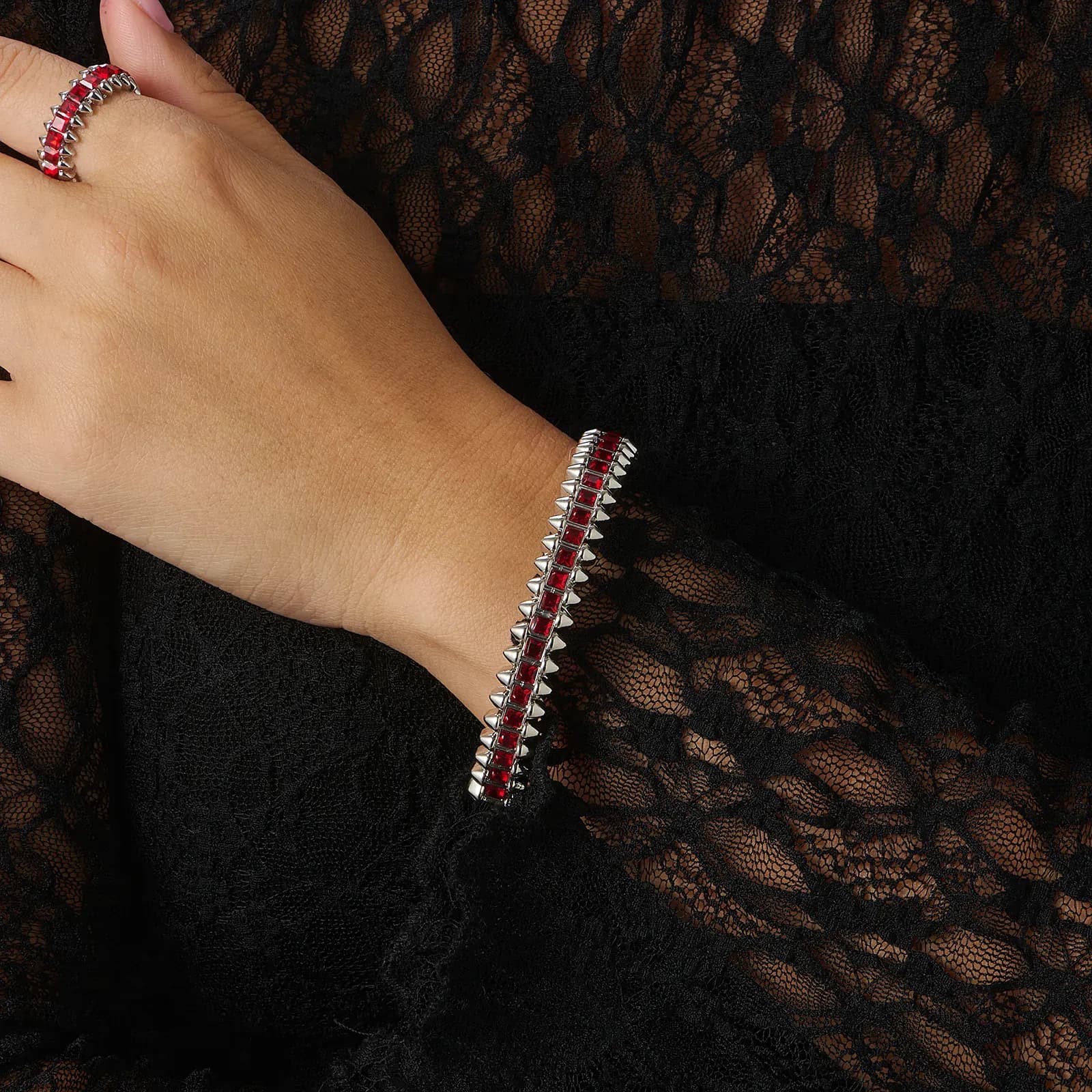 Silverfärgat armband Spike Noir, röda stenar med nitar - Elastiskt 3