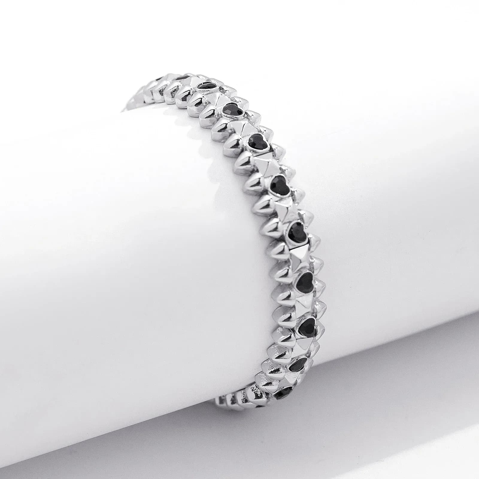 Silverfärgat armband Spike Noir, svarta hjärtan - Elastiskt