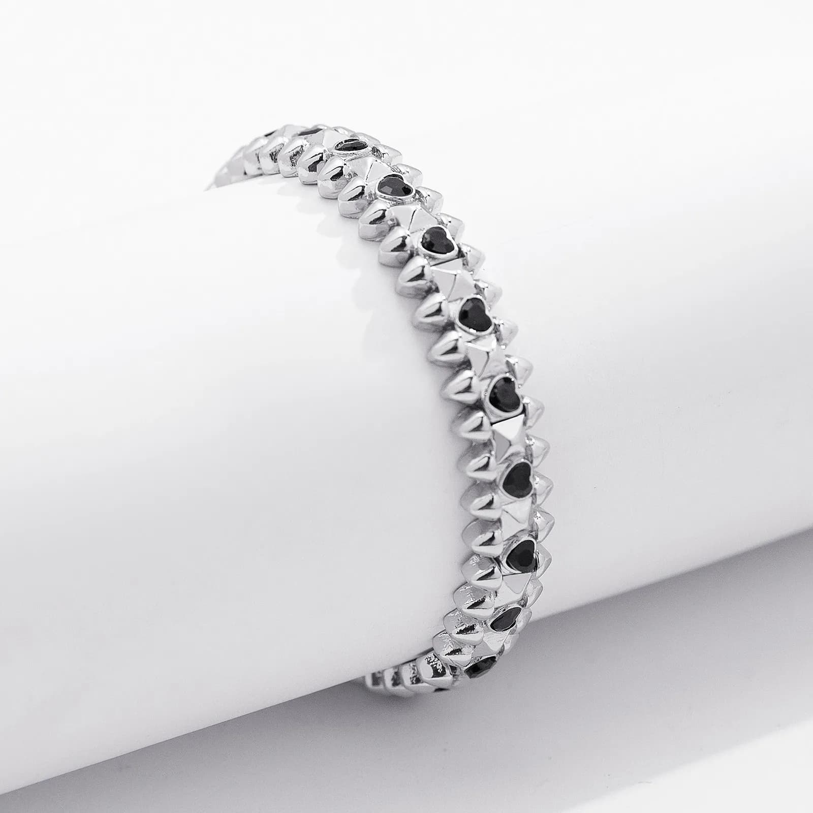 Silverfärgat armband Spike Noir, svarta hjärtan - Elastiskt