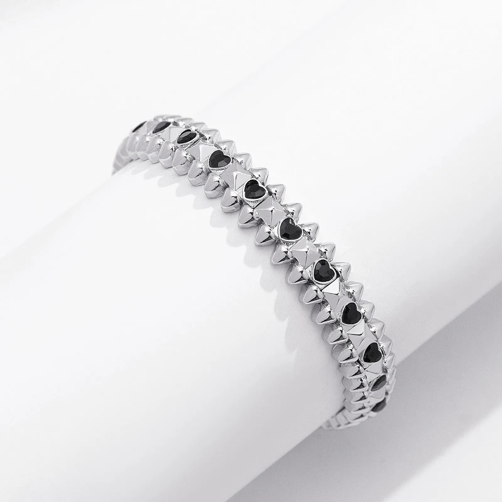Silverfärgat armband Spike Noir, svarta hjärtan - Elastiskt 2