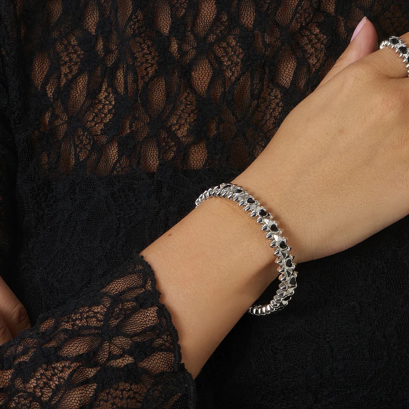 Silverfärgat armband Spike Noir, svarta hjärtan - Elastiskt 3