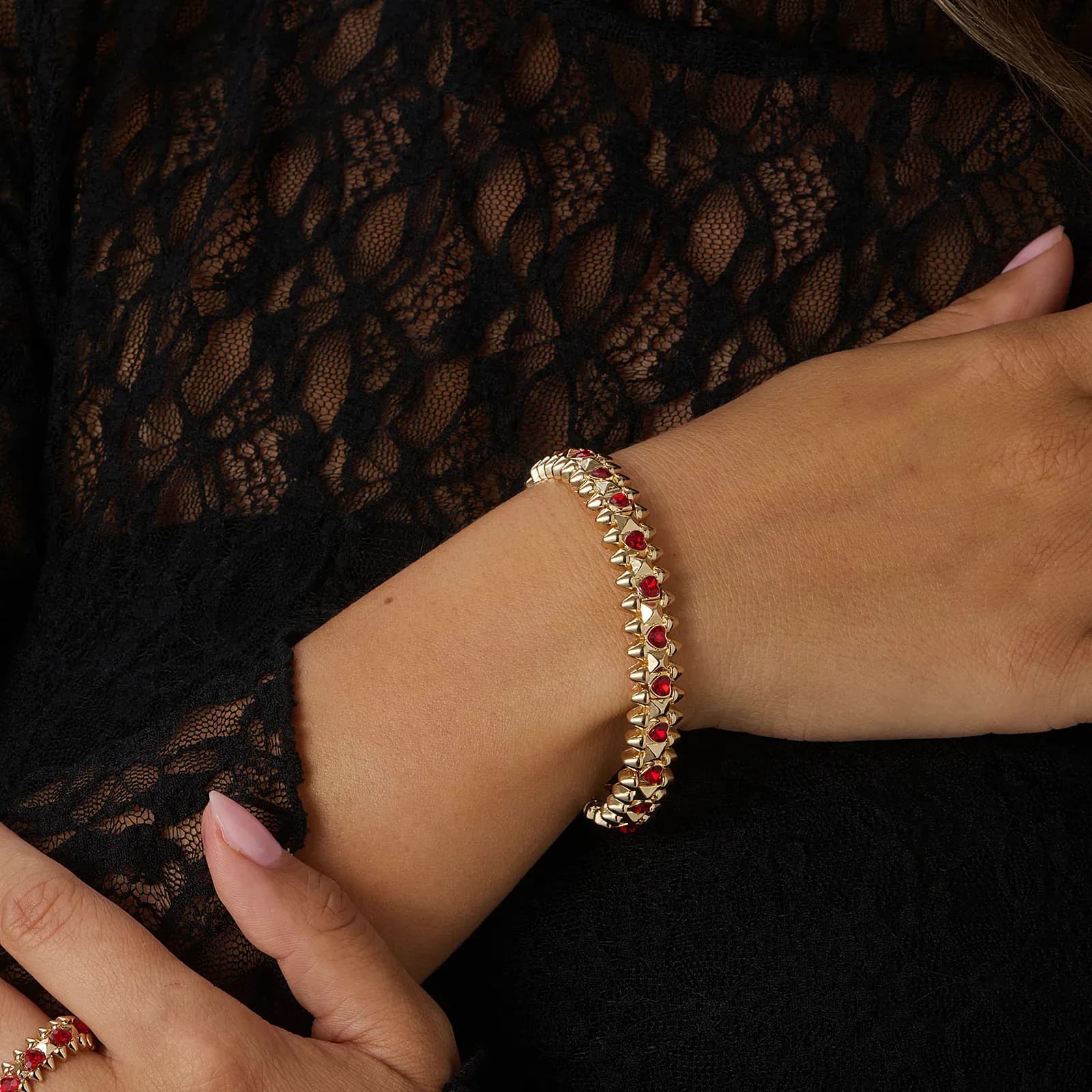 Guldfärgat armband Spike Noir, röda hjärtan - Elastiskt 3