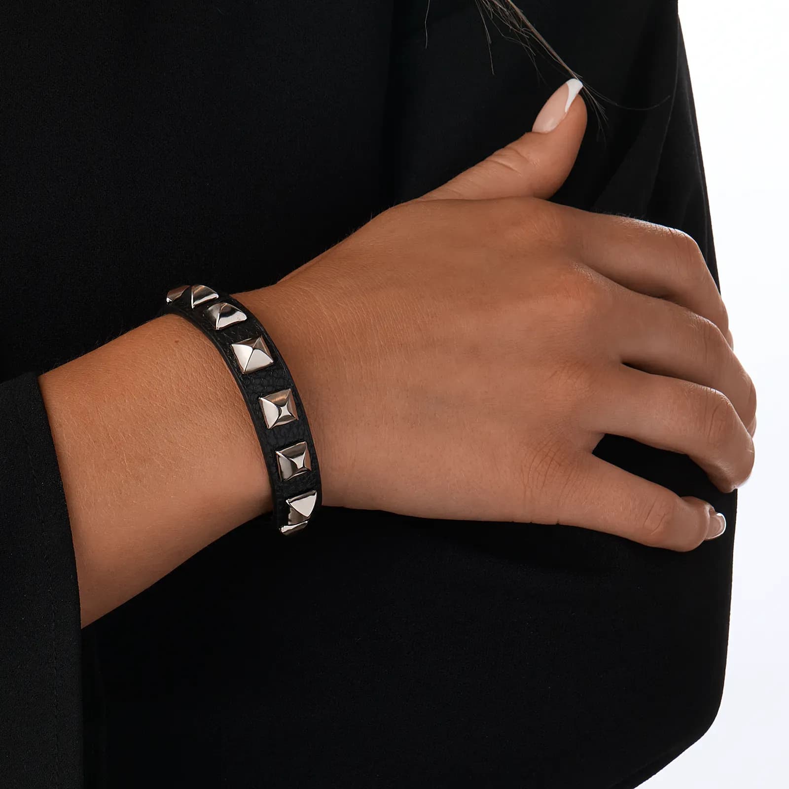 Svart armband, svart konstläder silverfärgade fyrkantiga nitar - Justerbart 3