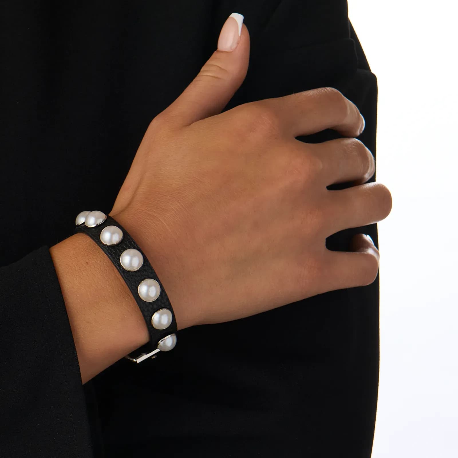 Silverfärgat armband, svart konstläder runda nitar - Justerbart 3