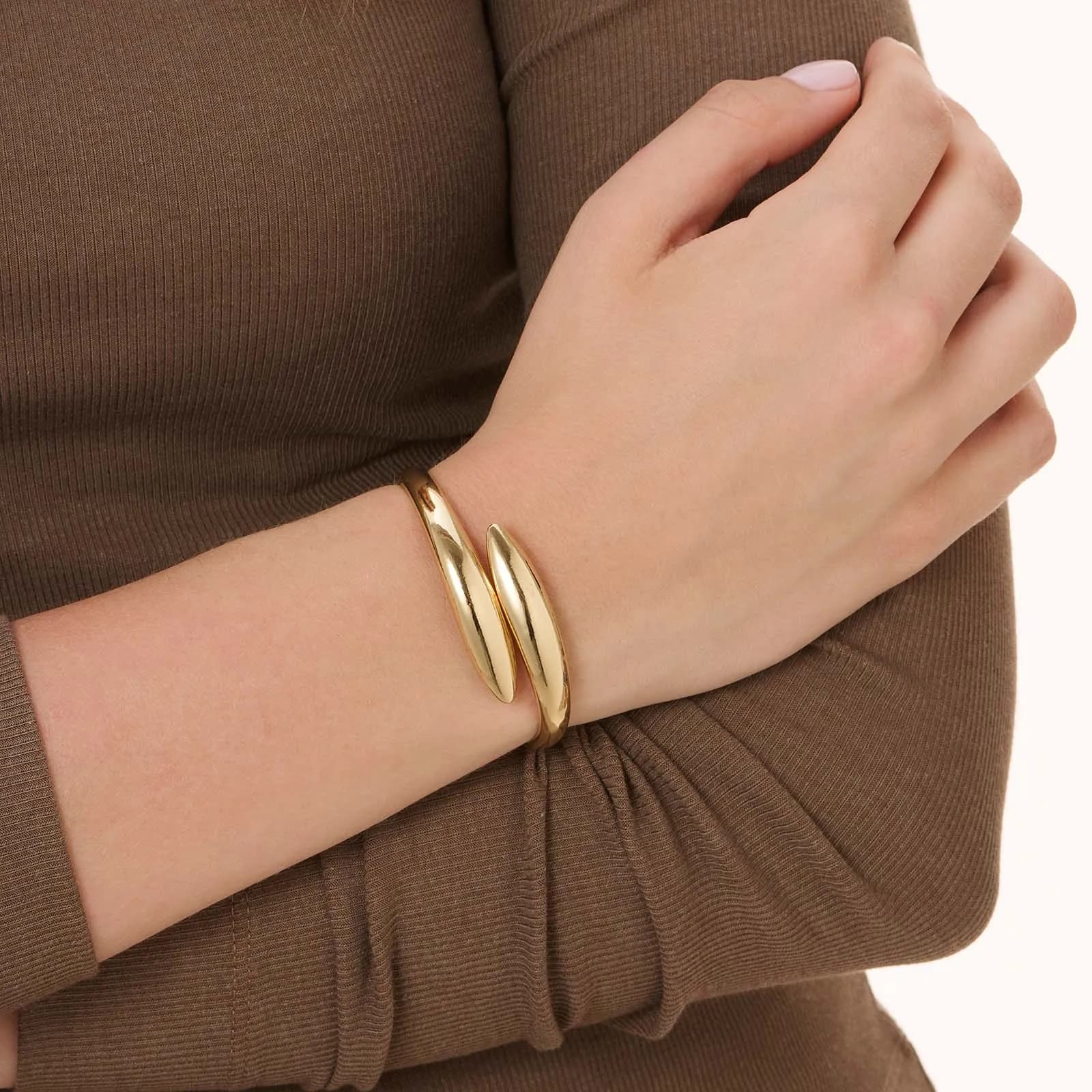 Stilrent guldfärgat armband - bangle 2