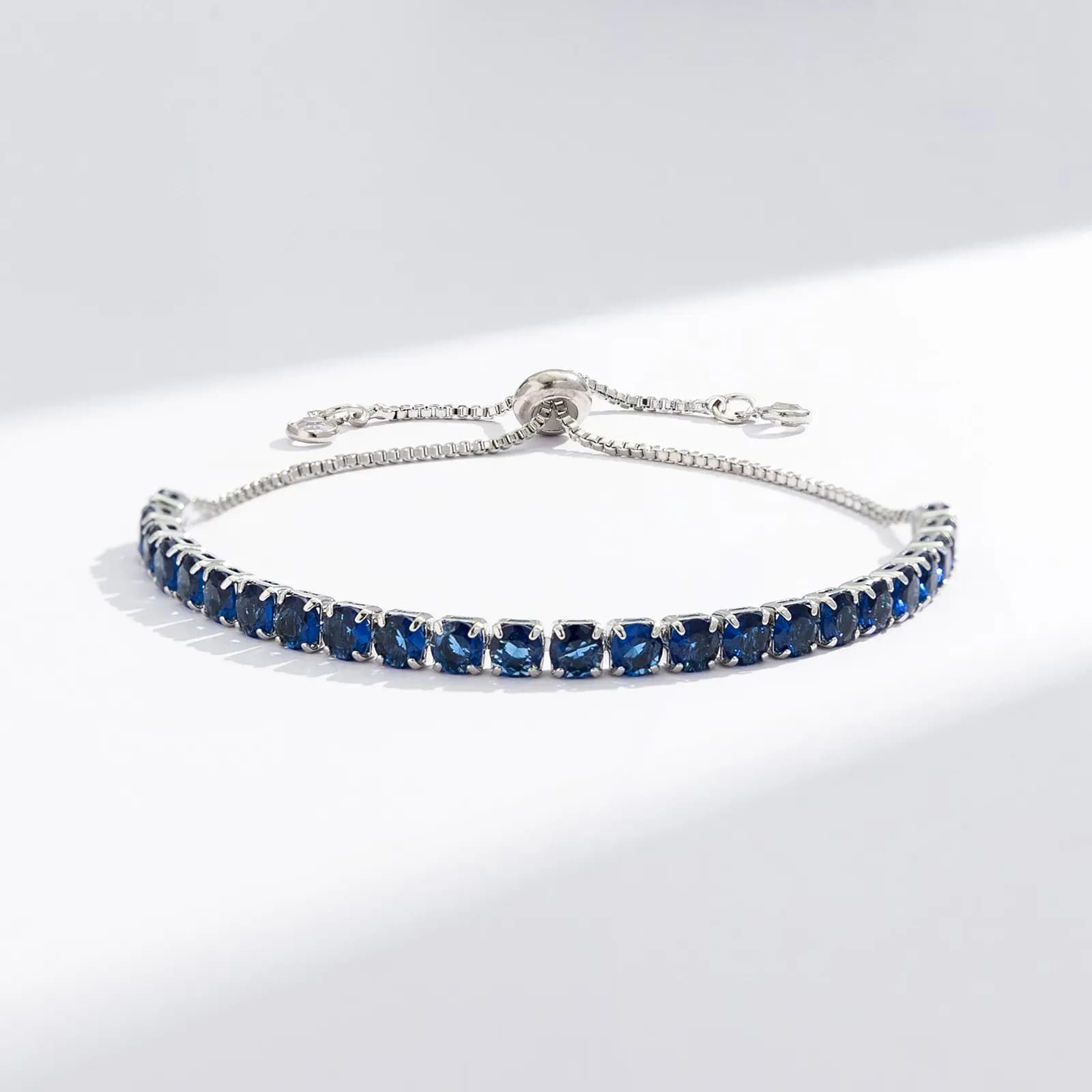 Silverfärgat armband, mörkblå glasstenar - Justerbar 2