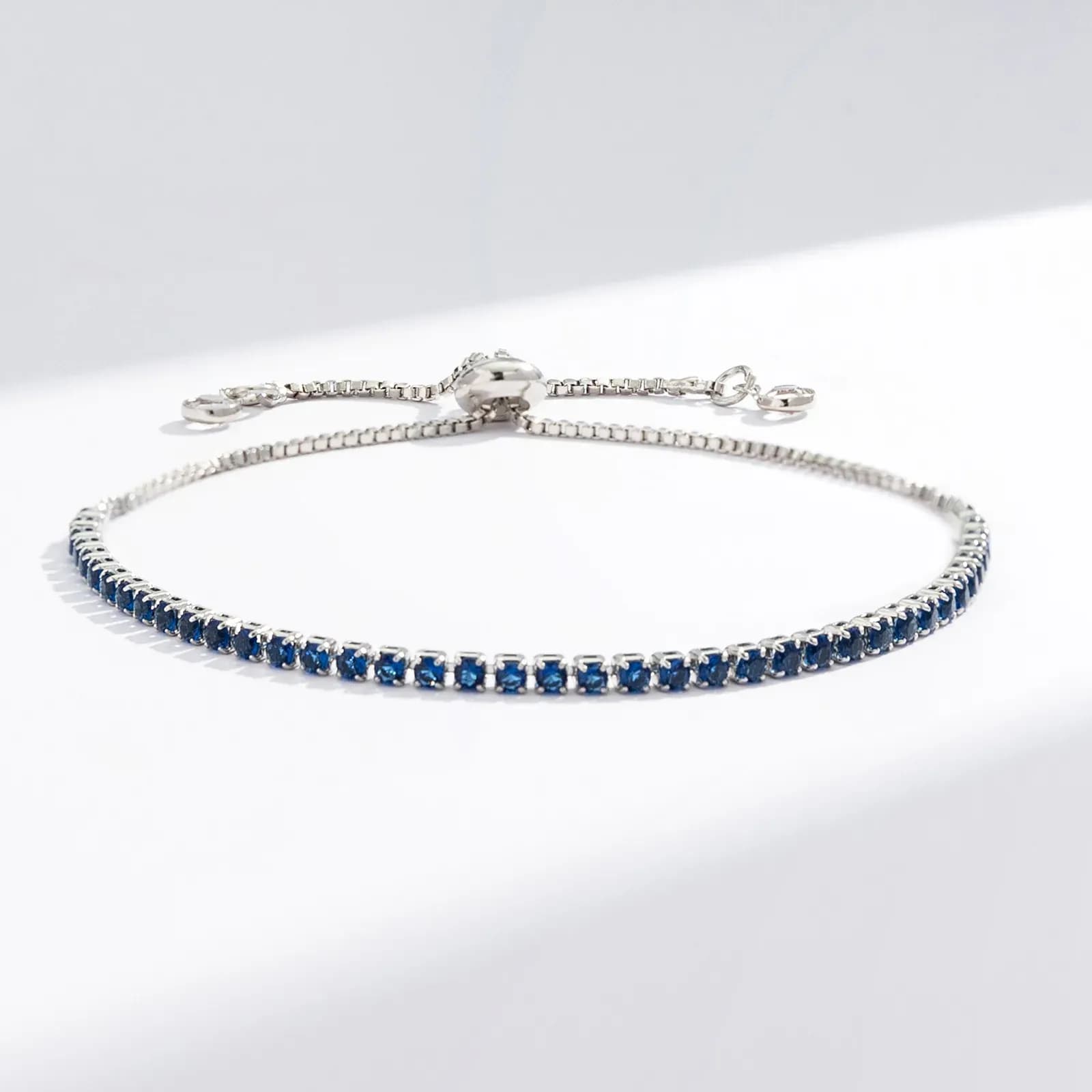 Silverfärgat tennisarmband, blå glasstenar - Justerbar 2