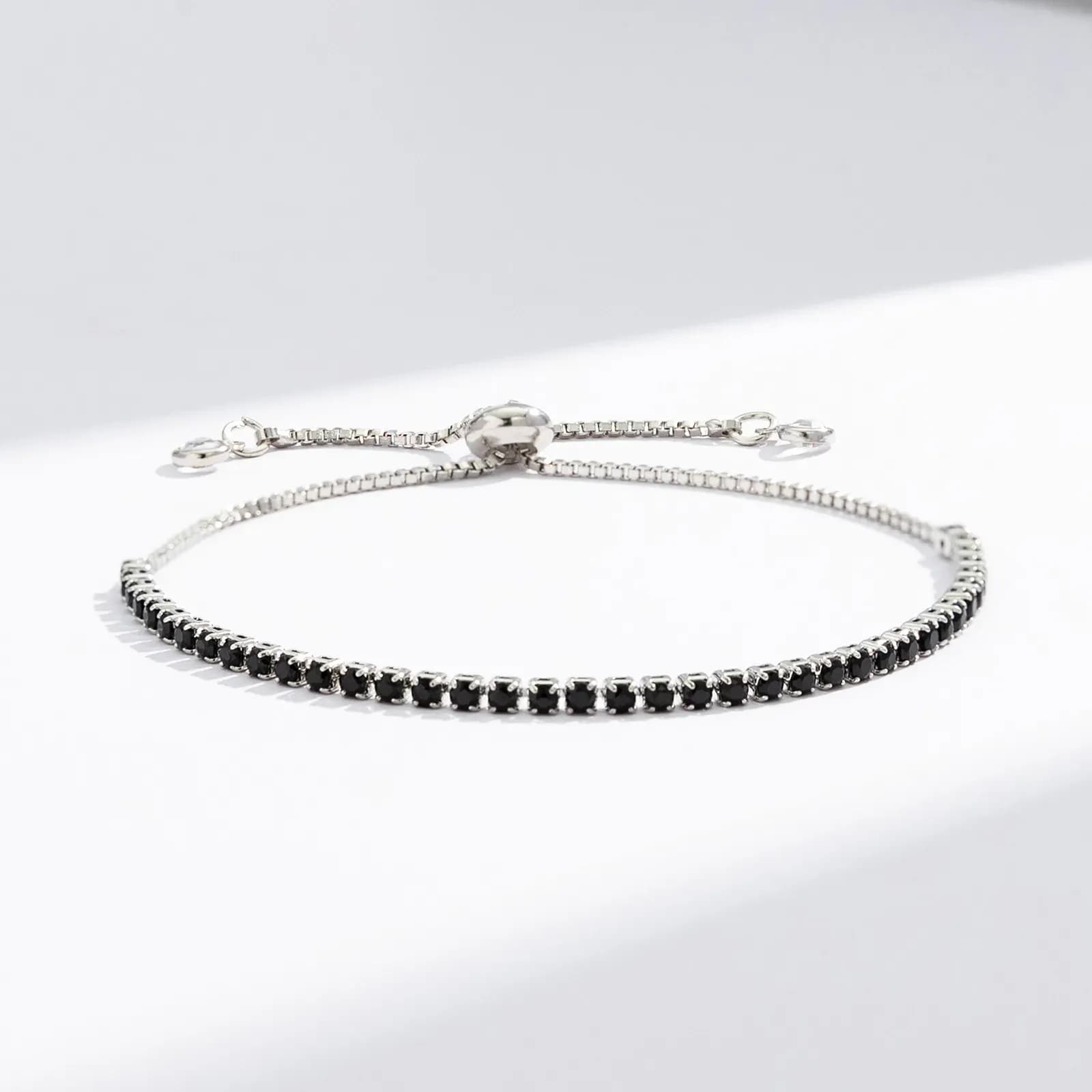 Silverfärgat tennisarmband, svarta glasstenar - Justerbar
