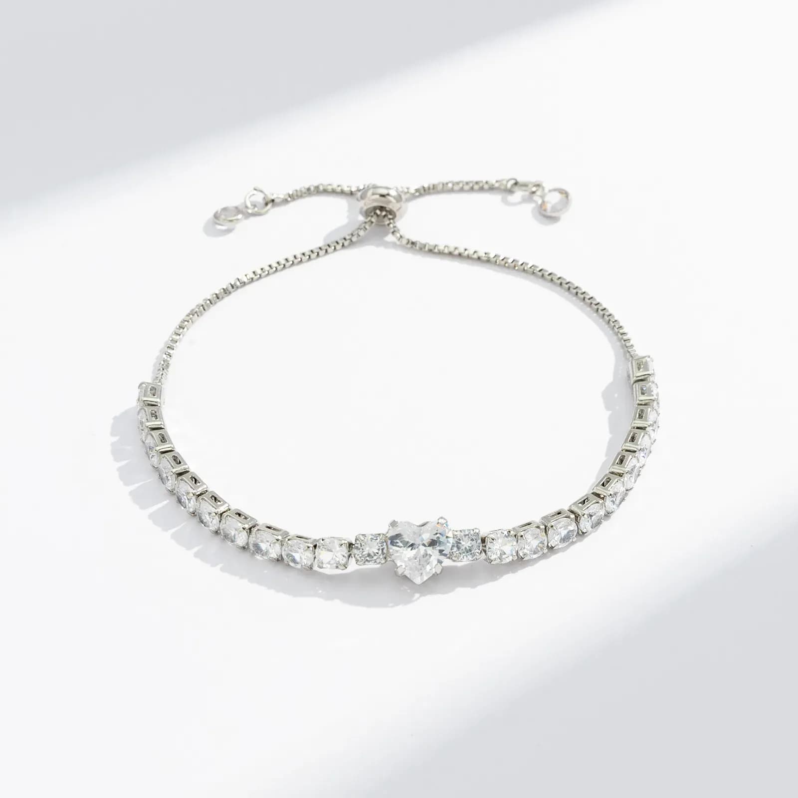 Silverfärgat armband, tennisarmband vitt hjärta - Justerbar