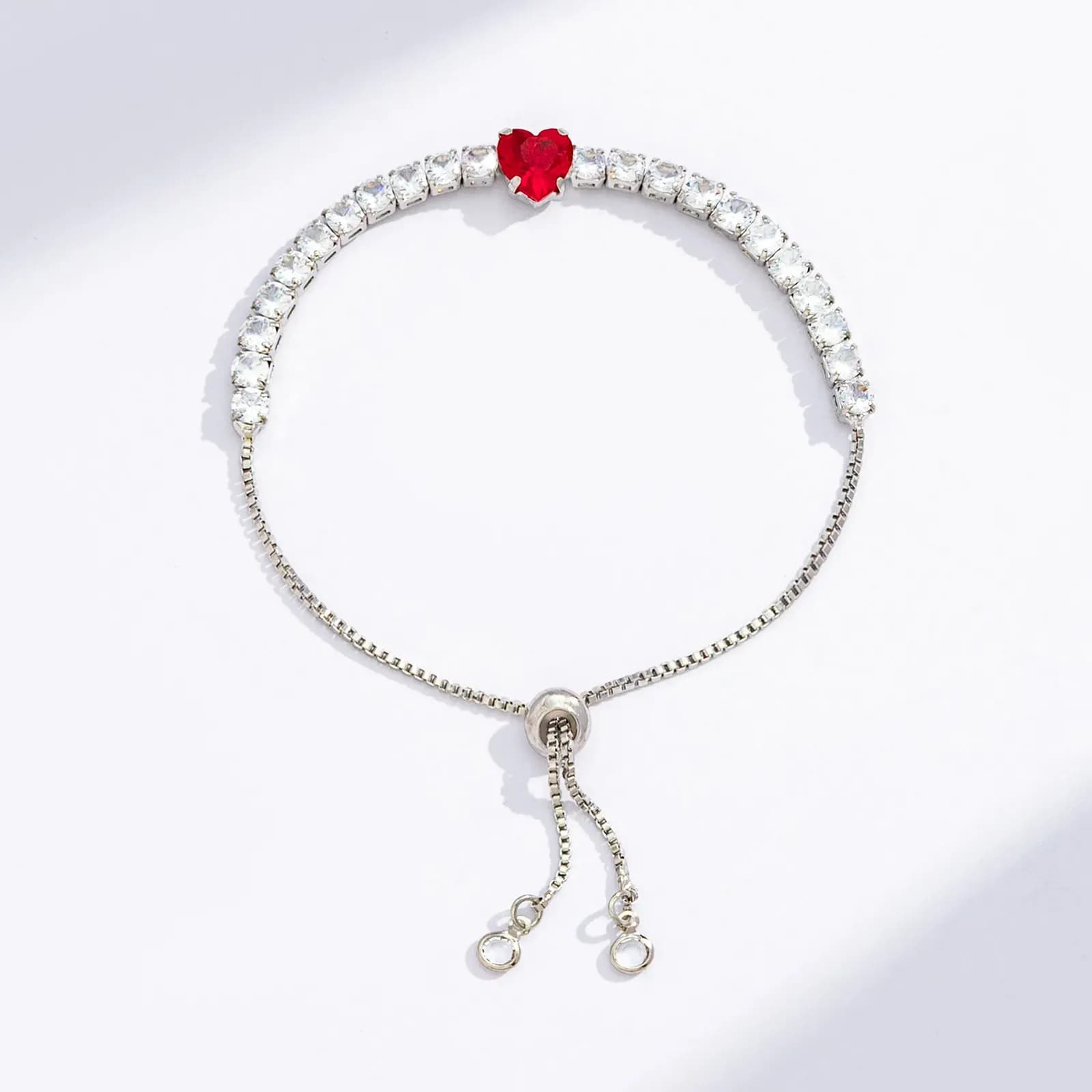 Silverfärgat tennisarmband, rött hjärta - Justerbar