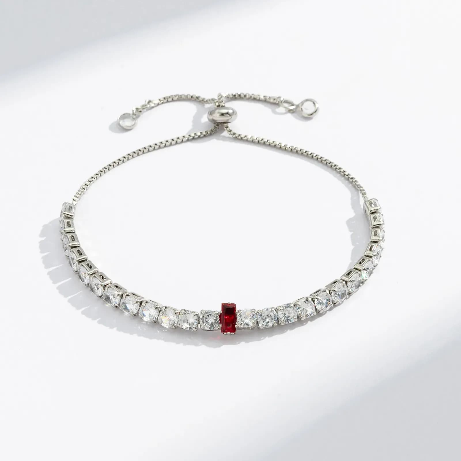 Silverfärgat tennisarmband, röd rektangulär glassten - Justerbar