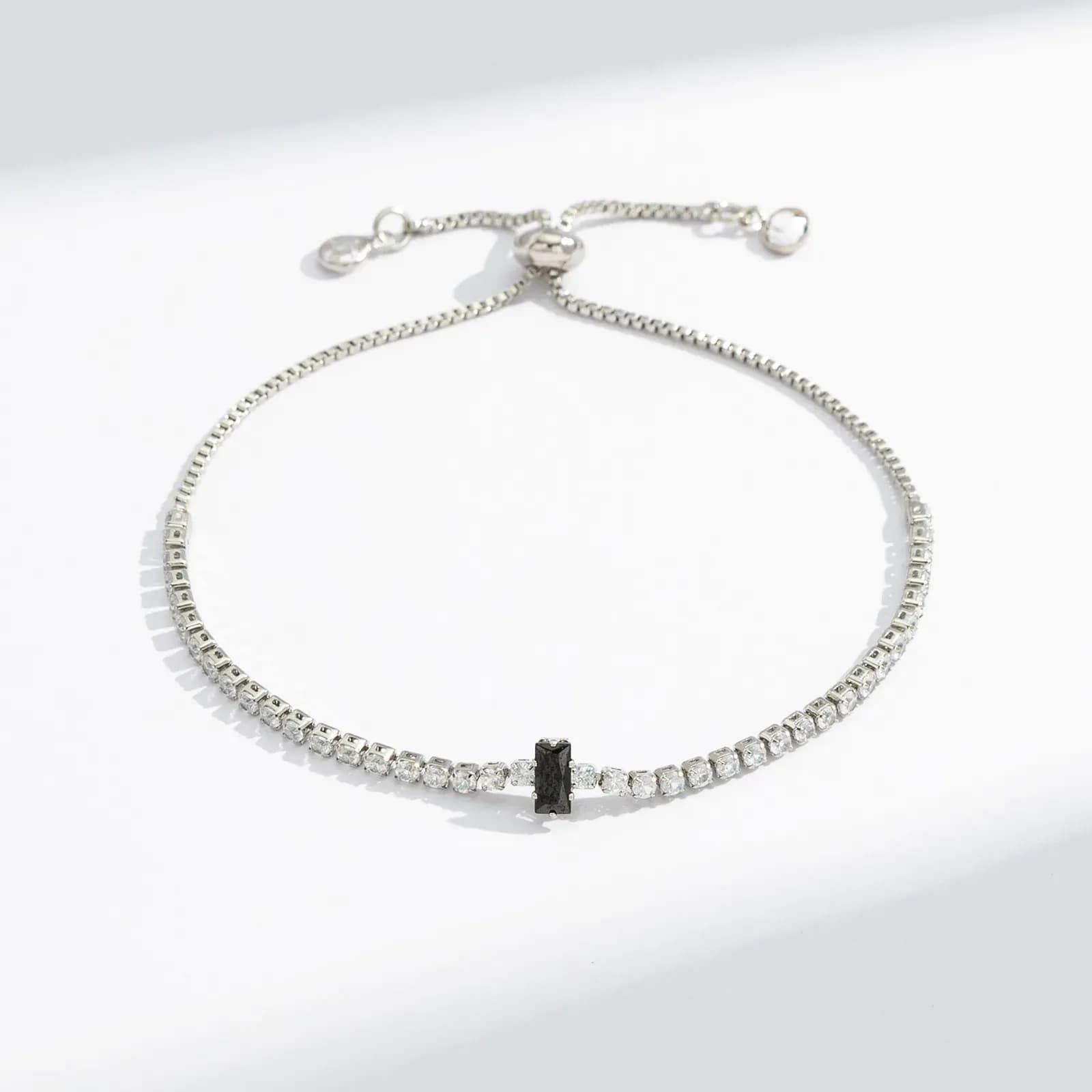 Silverfärgat tennisarmband, svart rektangulär glassten - Justerbar