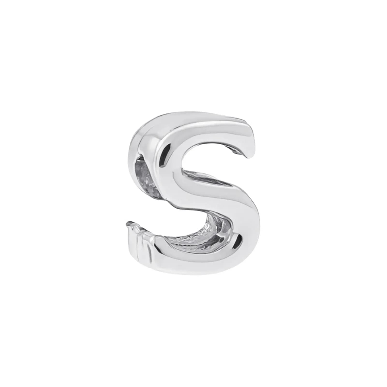 Silverfärgad armbandsberlock, bokstav S