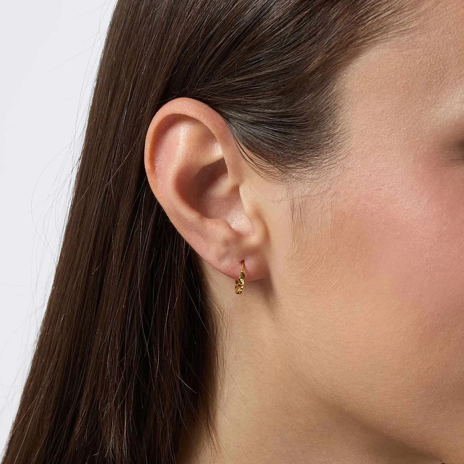 Guldpläterade hoops i äkta silver - mönstrad yta, 12mm 2