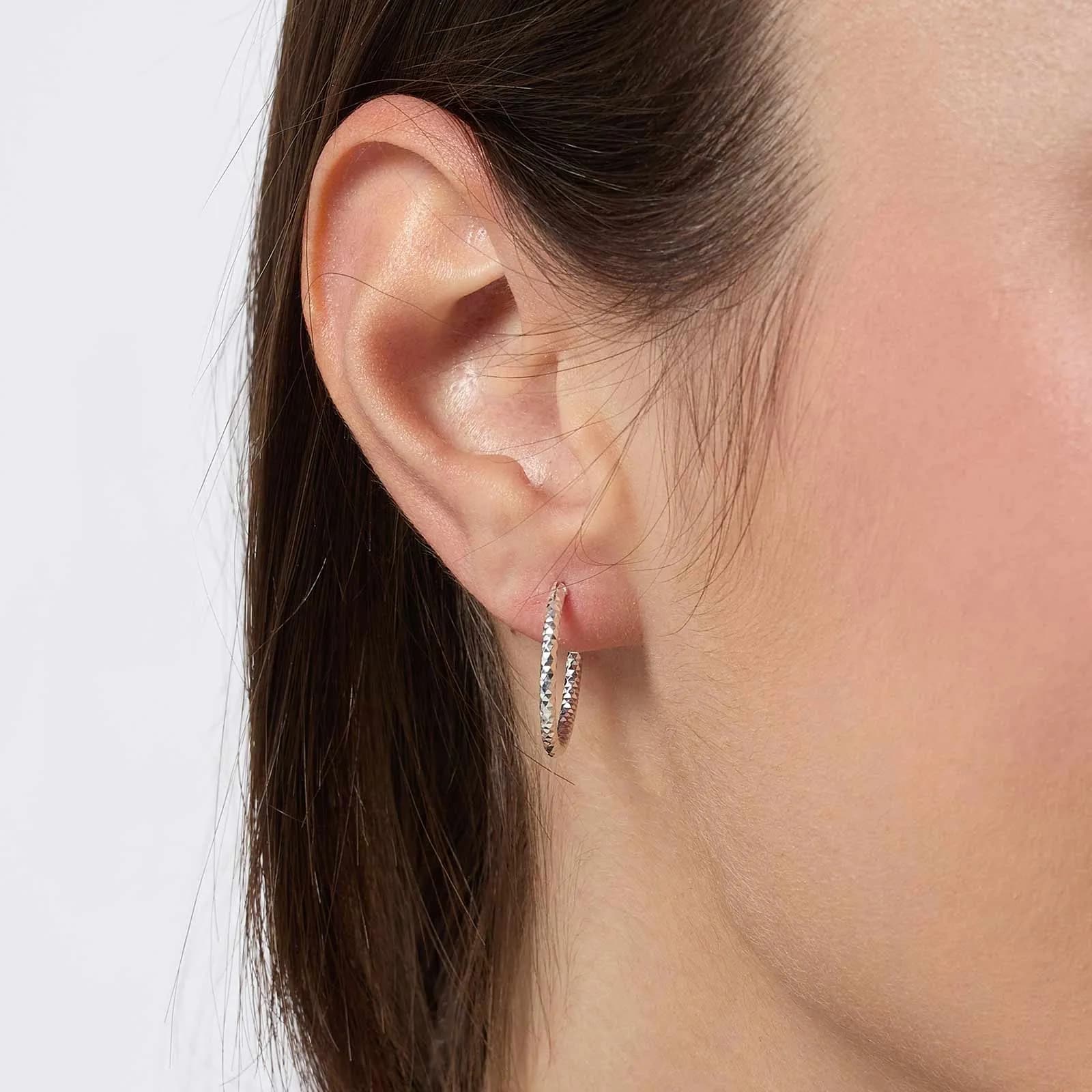 Örhängen i äkta silver - mönstrade hoops, 19mm 2