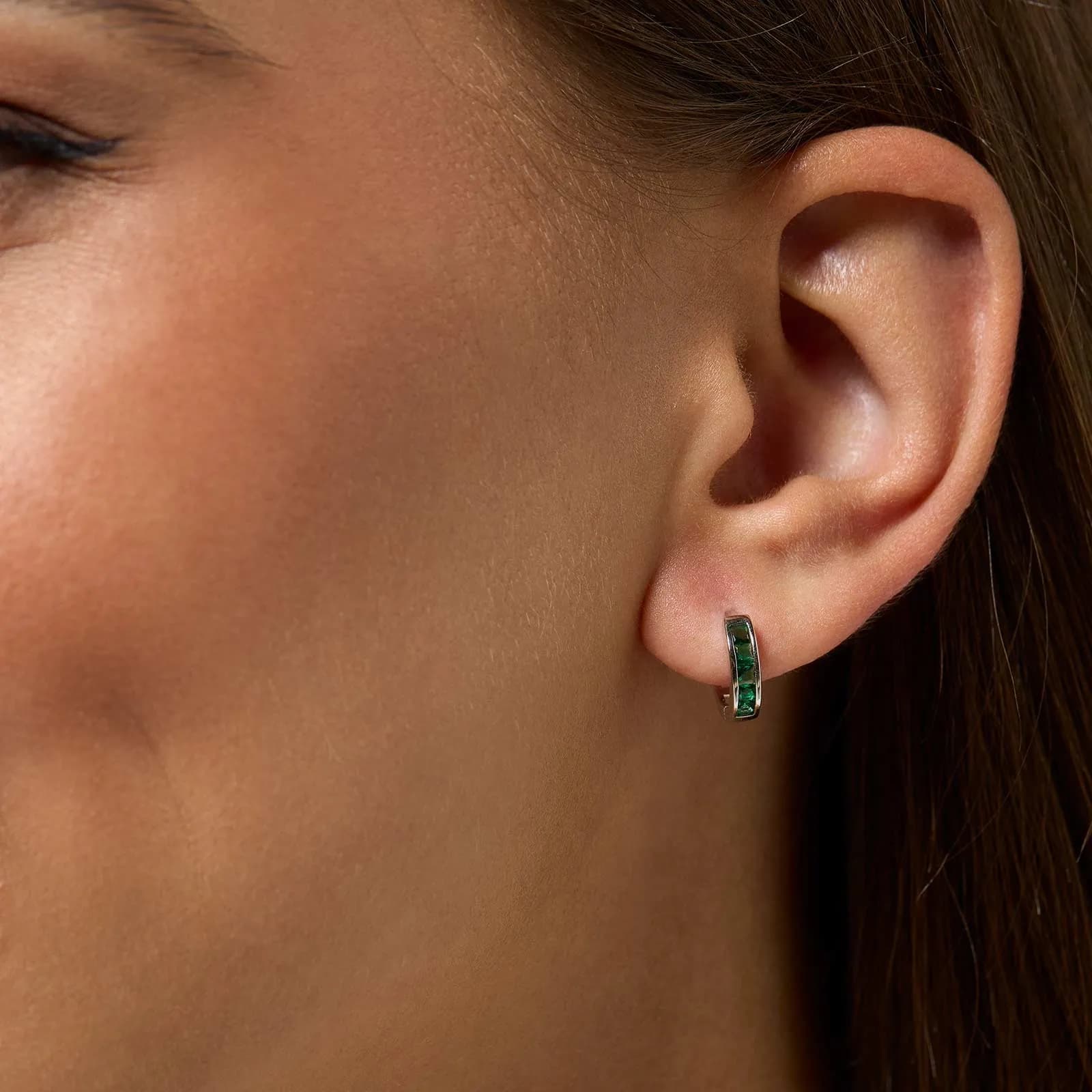 Örhängen i äkta silver - hoops gröna stenar, 12mm 2