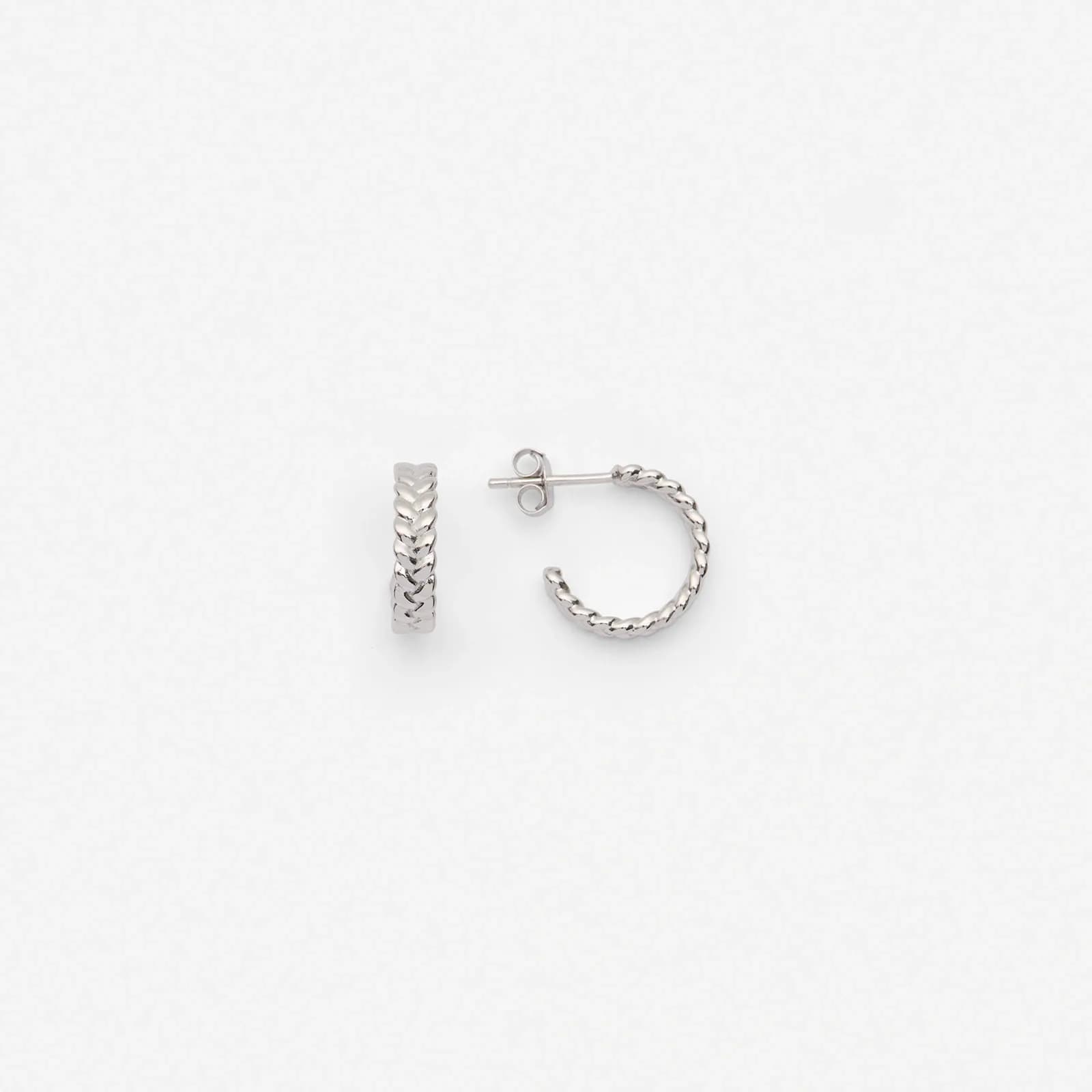 Silver 925 by Ur & Penn Söta örhängen i äkta silver. Dessa hoops har ett flätat mönster.