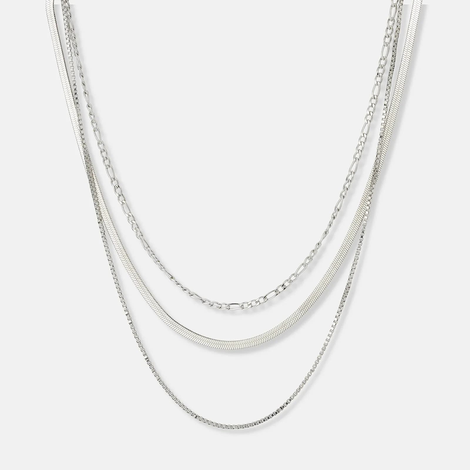 Stålsmycken by Ur & Penn Vackert treradigt halsband i stål. Kedjorna har modellerna fiskben, venezia och figaro.