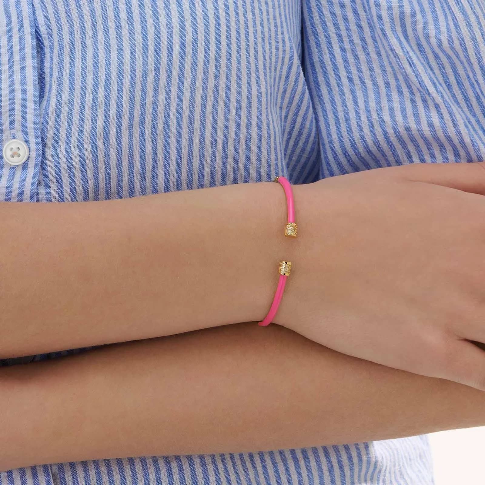 Guldpläterat armband, bangle rosa detaljer - 60x50 mm 2