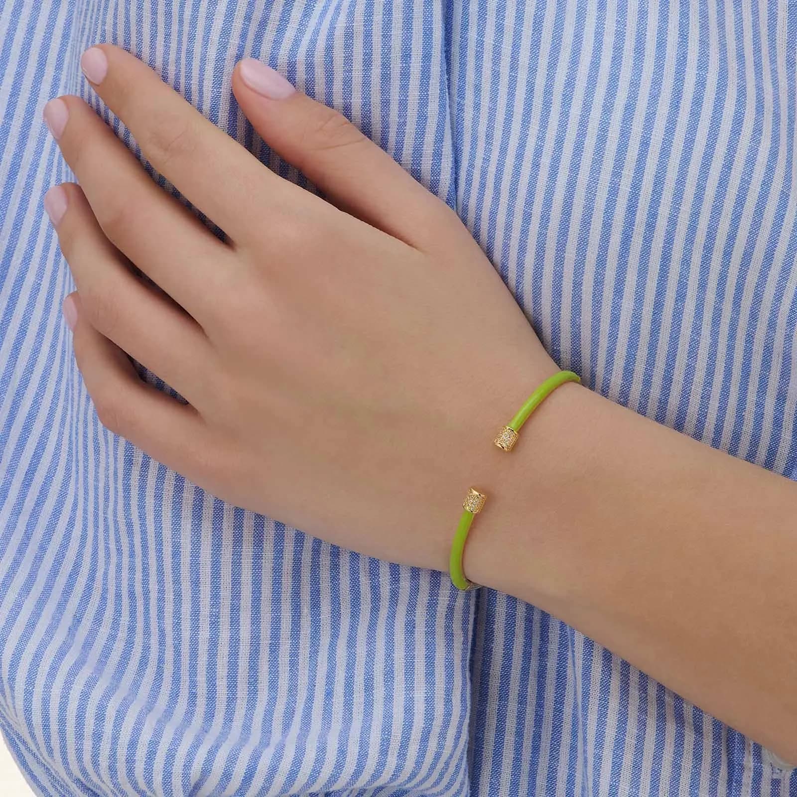 Guldpläterat armband, bangle ljusgröna detaljer - 60x50 mm 2