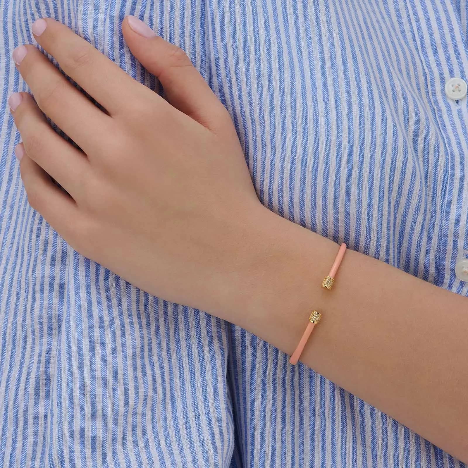 Guldpläterat armband, bangle ljusrosa detaljer - 60x50 mm 2