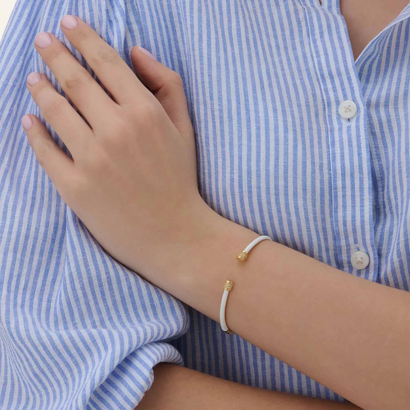 Guldpläterat armband, bangle vita detaljer - 60x50 mm 2