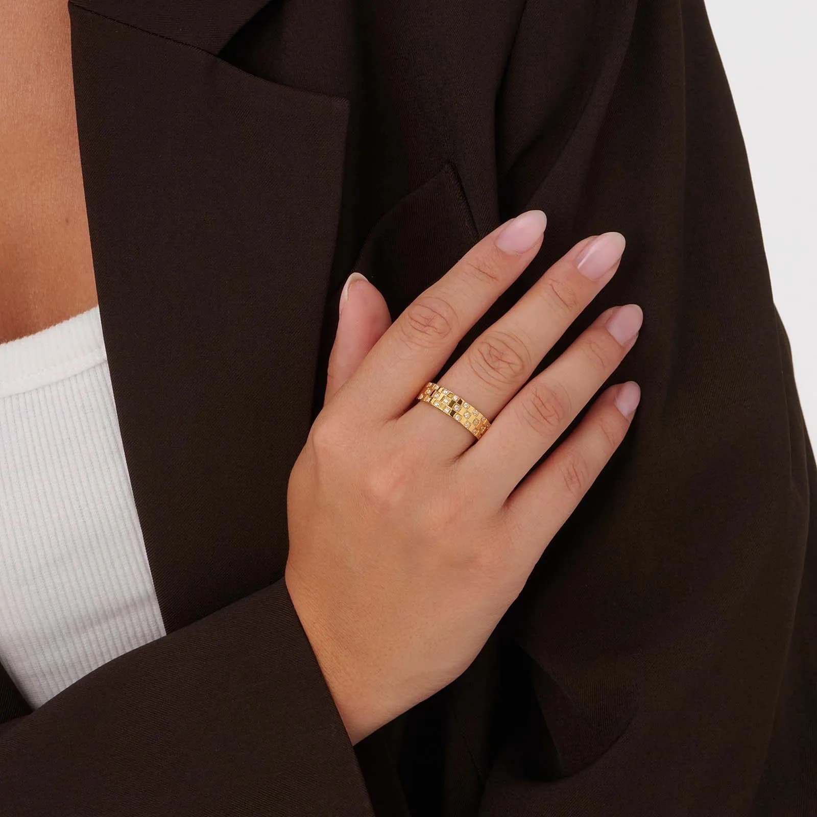 Bred ring i guldpläterat stål - schackrutig 2