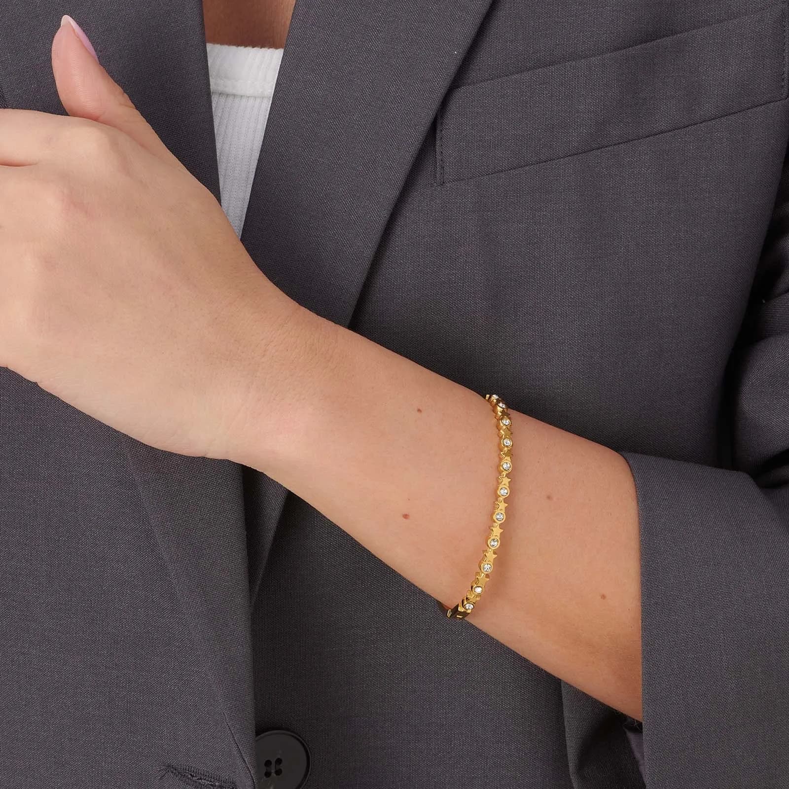 Guldpläterat stålarmband, bangle med stjärnor och stenar 2