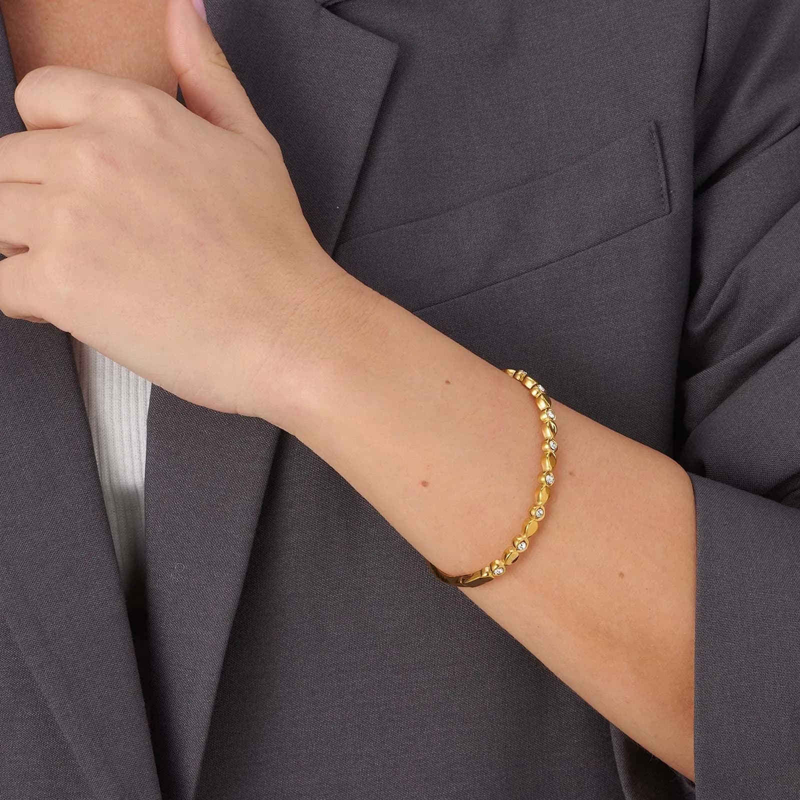 Guldpläterat stålarmband, bangle med droppar och stenar 2