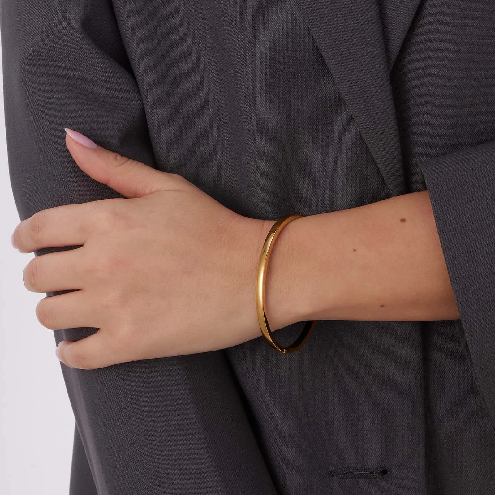 Guldpläterat stålarmband, slät bangle - 4mm bred 2