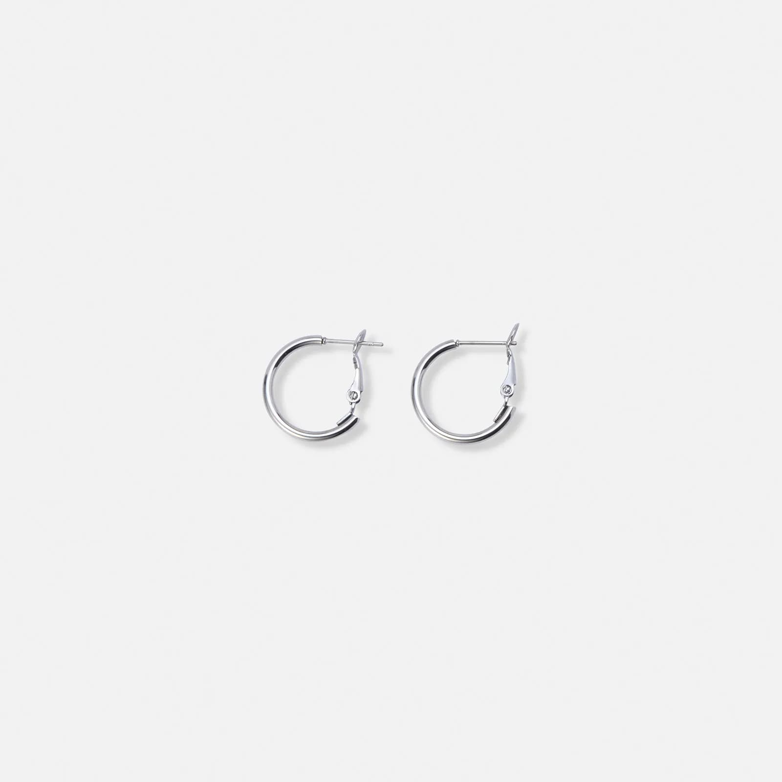 Stålsmycken by Ur & Penn Stilrena klassiska stålörhängen i modellen hoops. Dessa örhängen är 20 mm i diameter och 2 mm breda.