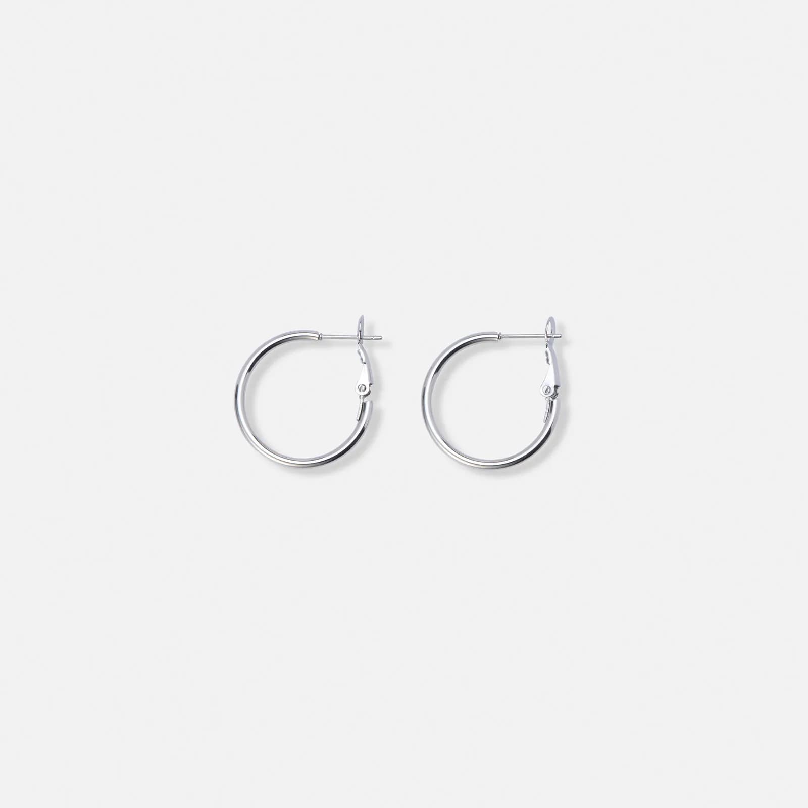 Stålsmycken by Ur & Penn Stilrena klassiska stålörhängen i modellen hoops. Dessa örhängen är 25 mm i diameter och 2 mm breda.
